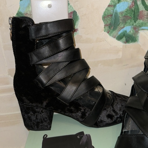 BRAND NEW HEALS - Picture 2 of 4